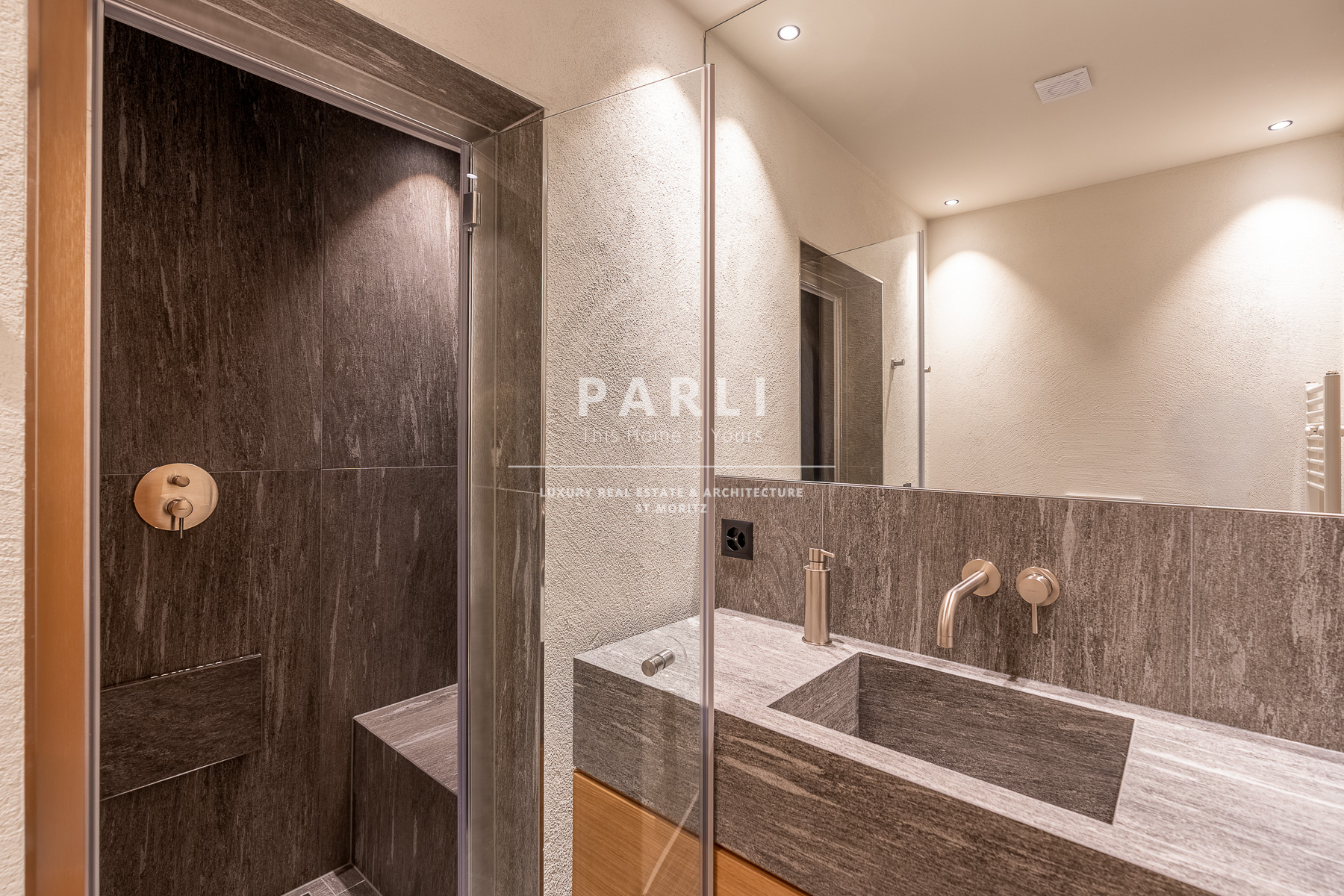 Modernes Badezimmer mit begehbarer Dusche und Waschtisch
