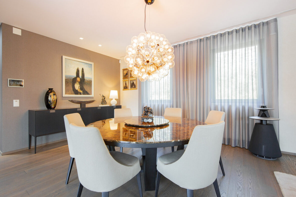 Modernes Esszimmer mit Designer-Leuchte