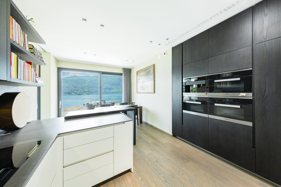 Moderne Küche mit Seeblick