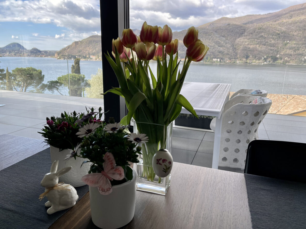 Seeblick von einem Esstisch aus