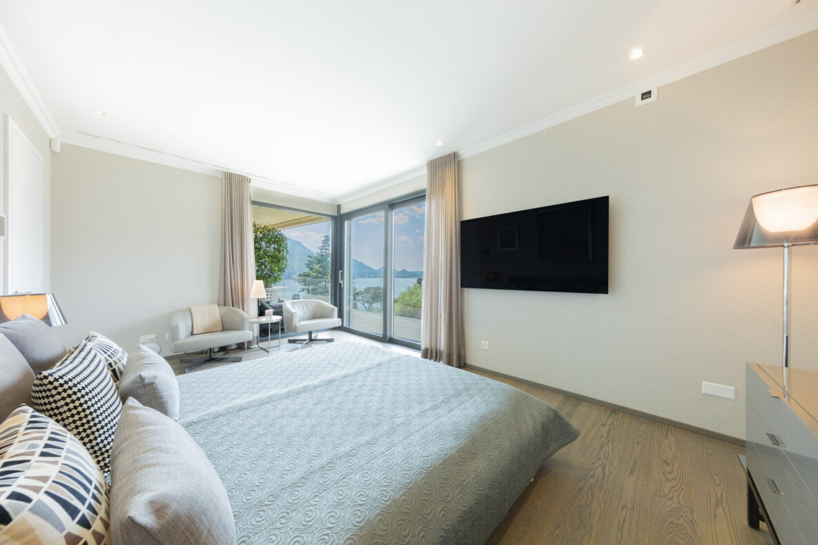 Schlafzimmer mit Seeblick und TV