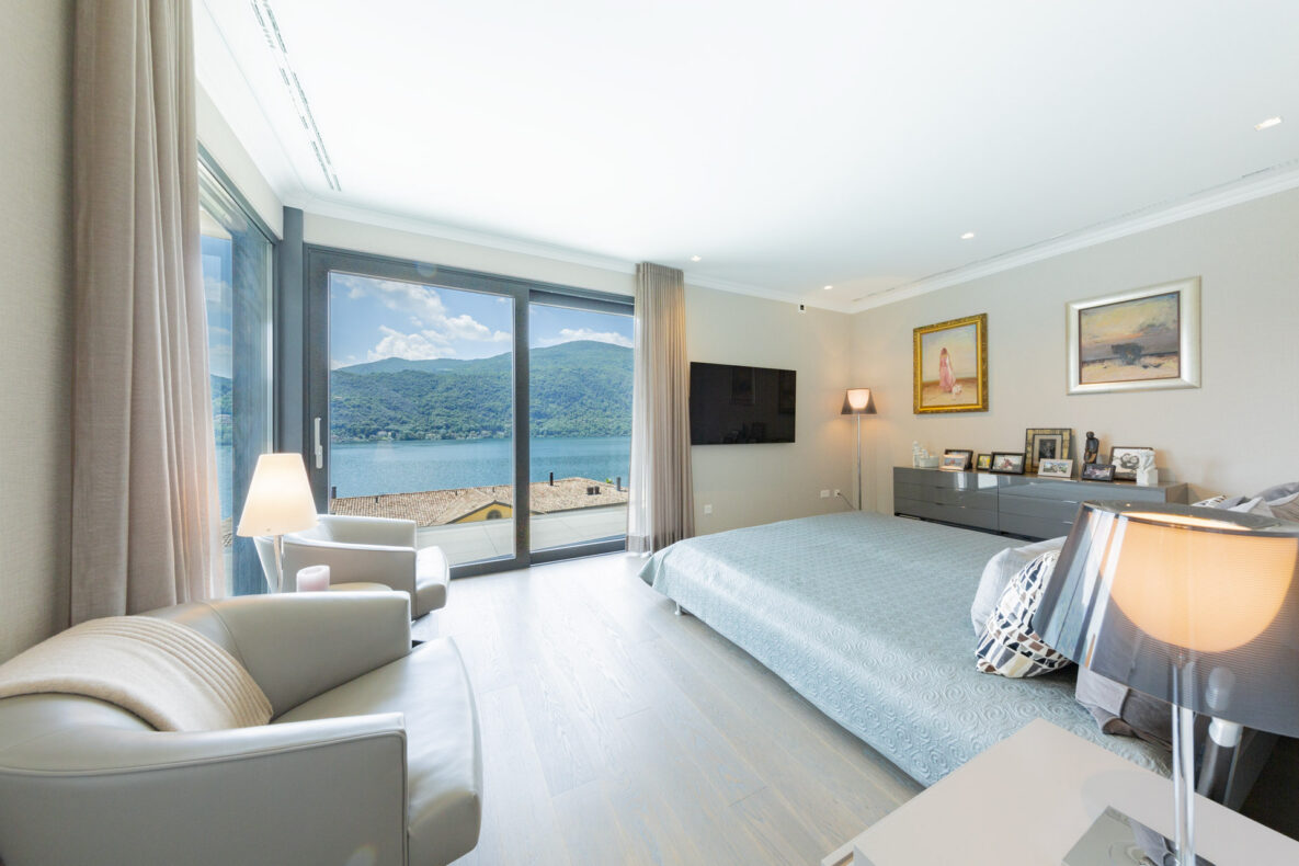 Schlafzimmer mit Seeblick