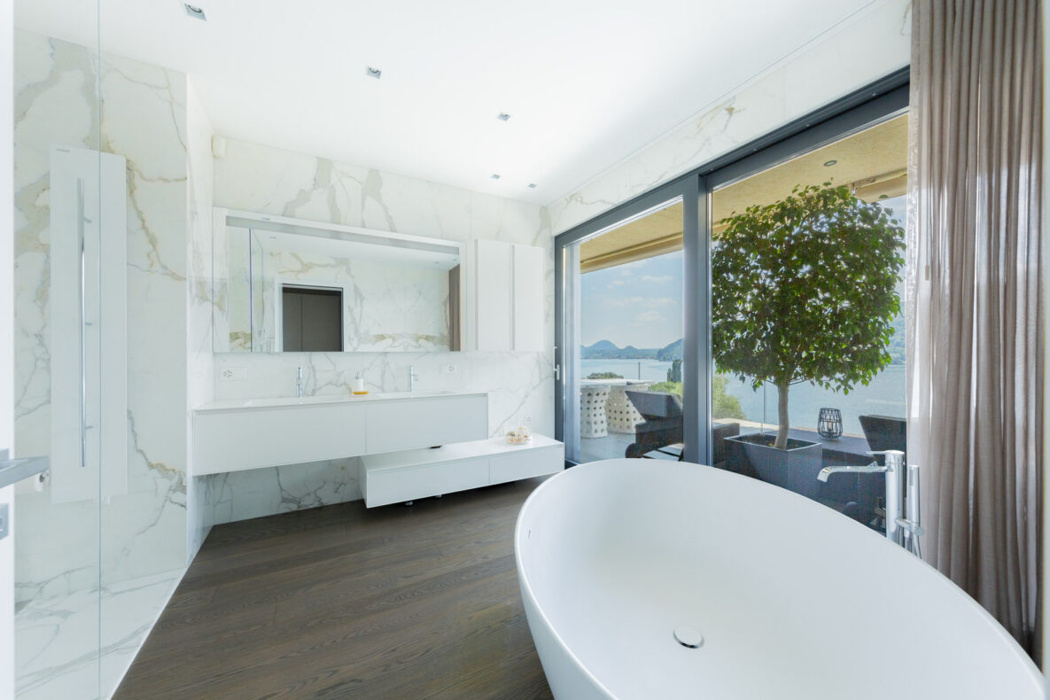 Modernes Badezimmer mit Meerblick und freistehender Wanne