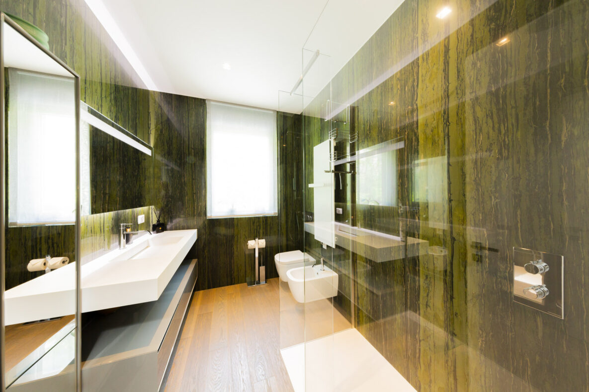 Modernes Badezimmer mit großer Glasdusche und Doppelwaschtisch