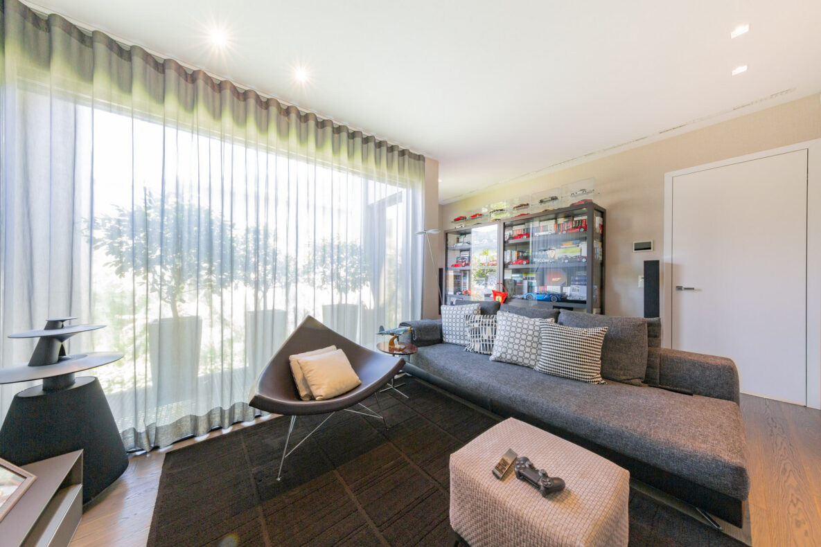 Modernes Wohnzimmer mit großer Fensterfront