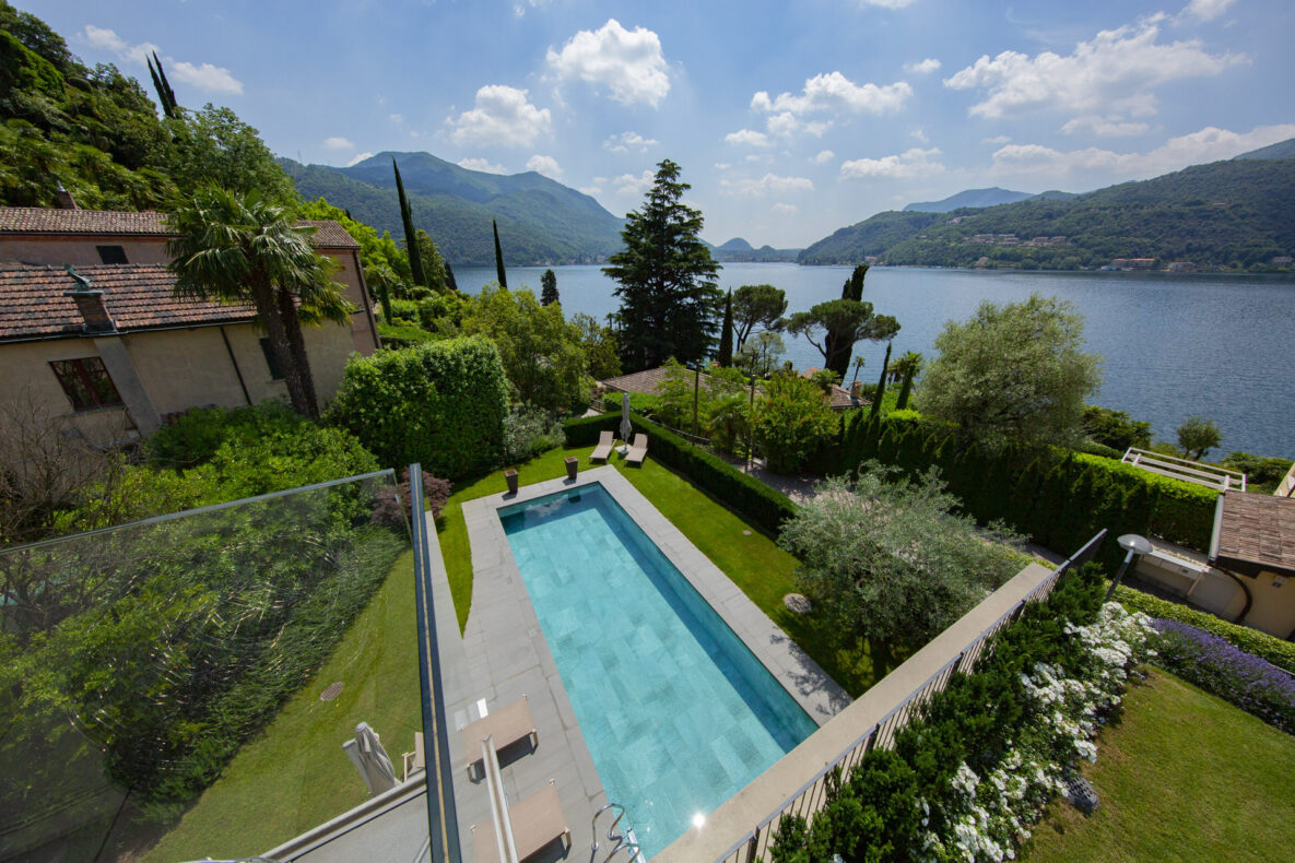 Pool mit Seeblick