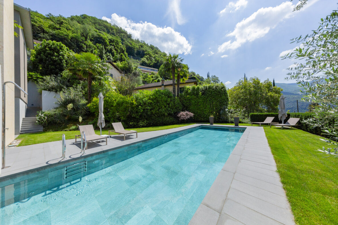 Außenbereich mit Pool und Garten