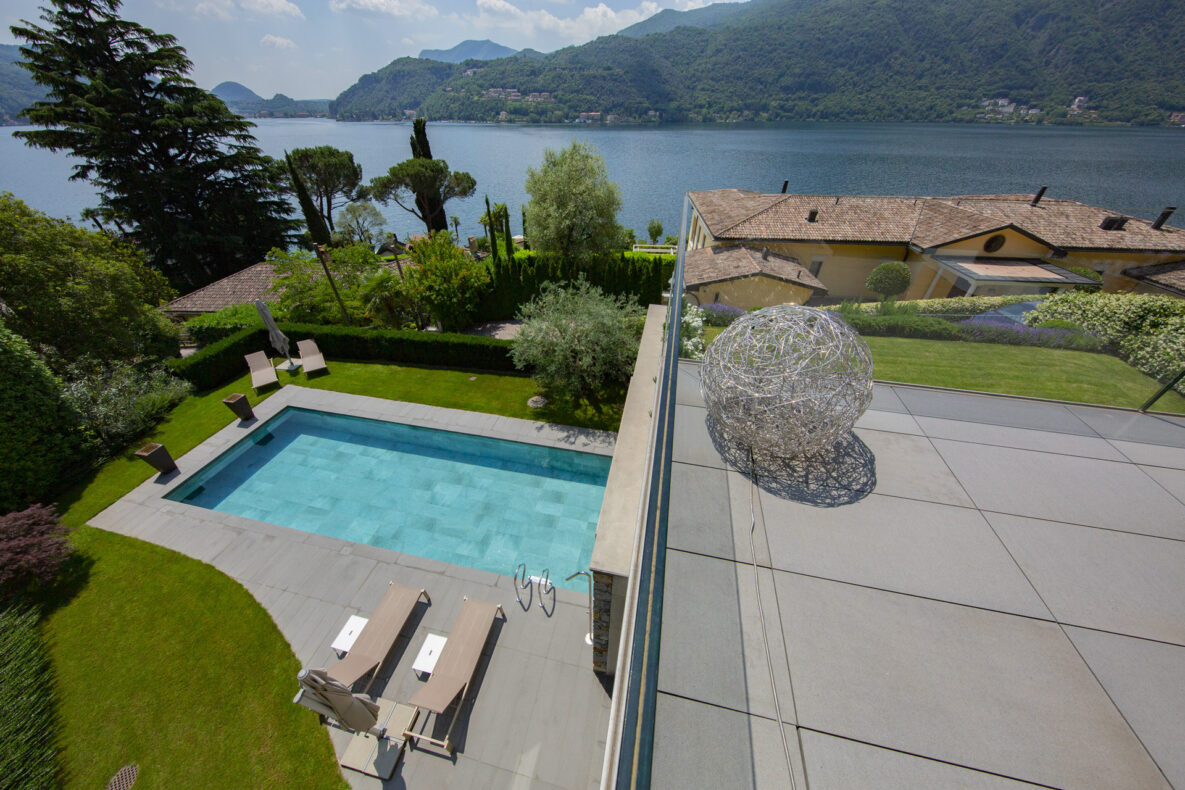 Luxuriöser Außenbereich mit Pool und Seeblick
