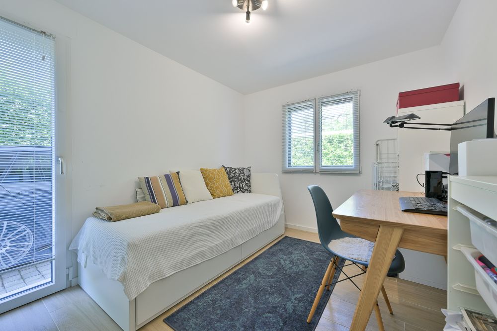 Helles Arbeits- und Gästezimmer