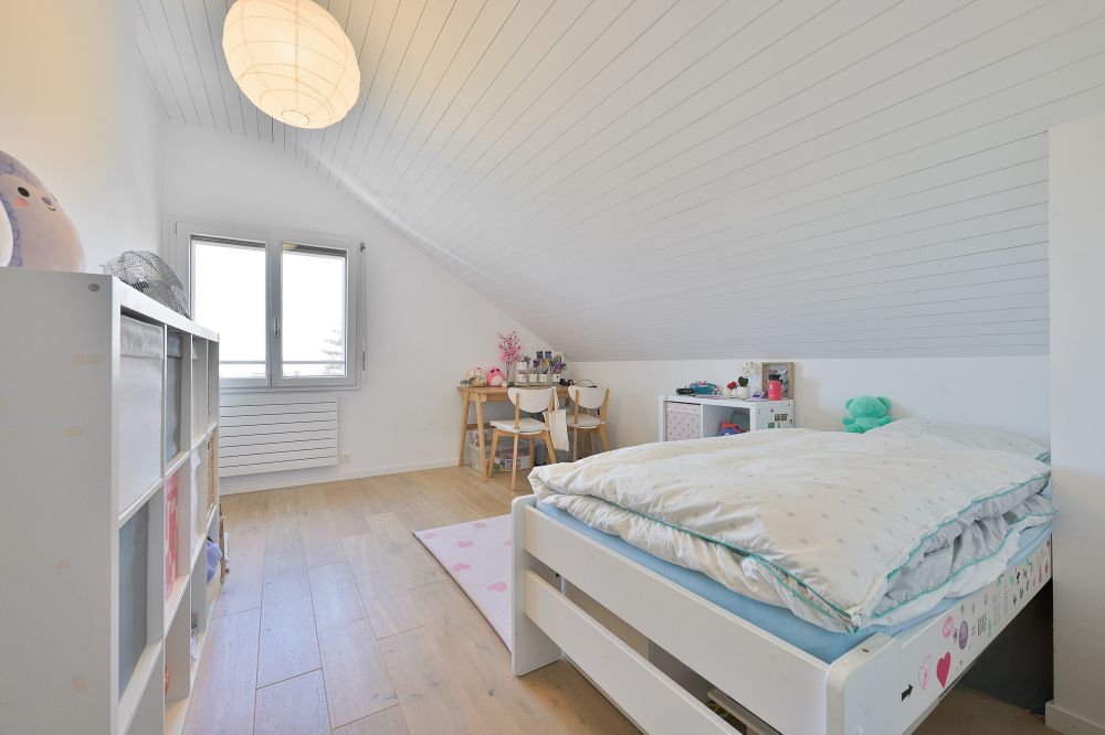 Helles Kinderzimmer unter der Dachschräge