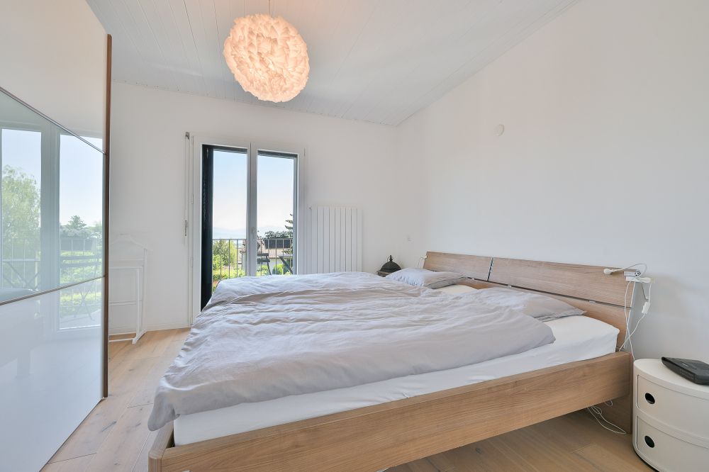 Helles Schlafzimmer mit Balkonzugang