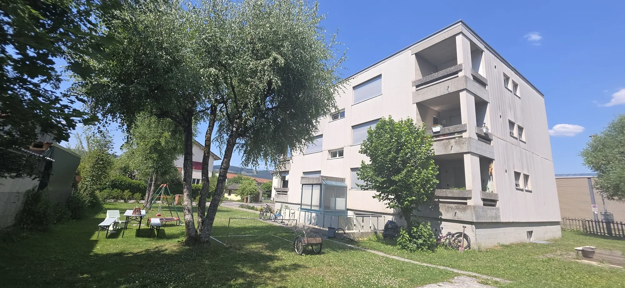 Mehrfamilienhaus mit Garten und Balkonen