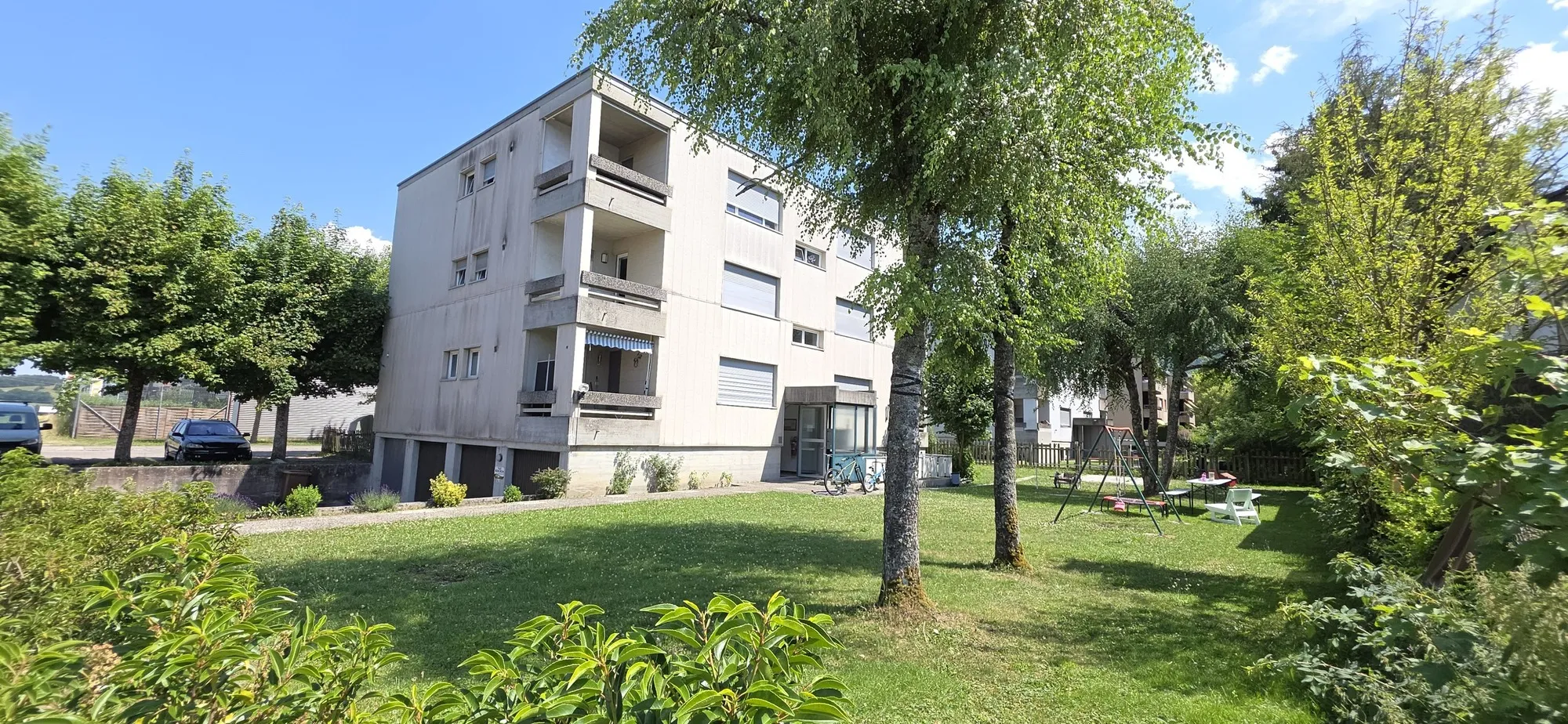 Mehrfamilienhaus mit Gartenanlage