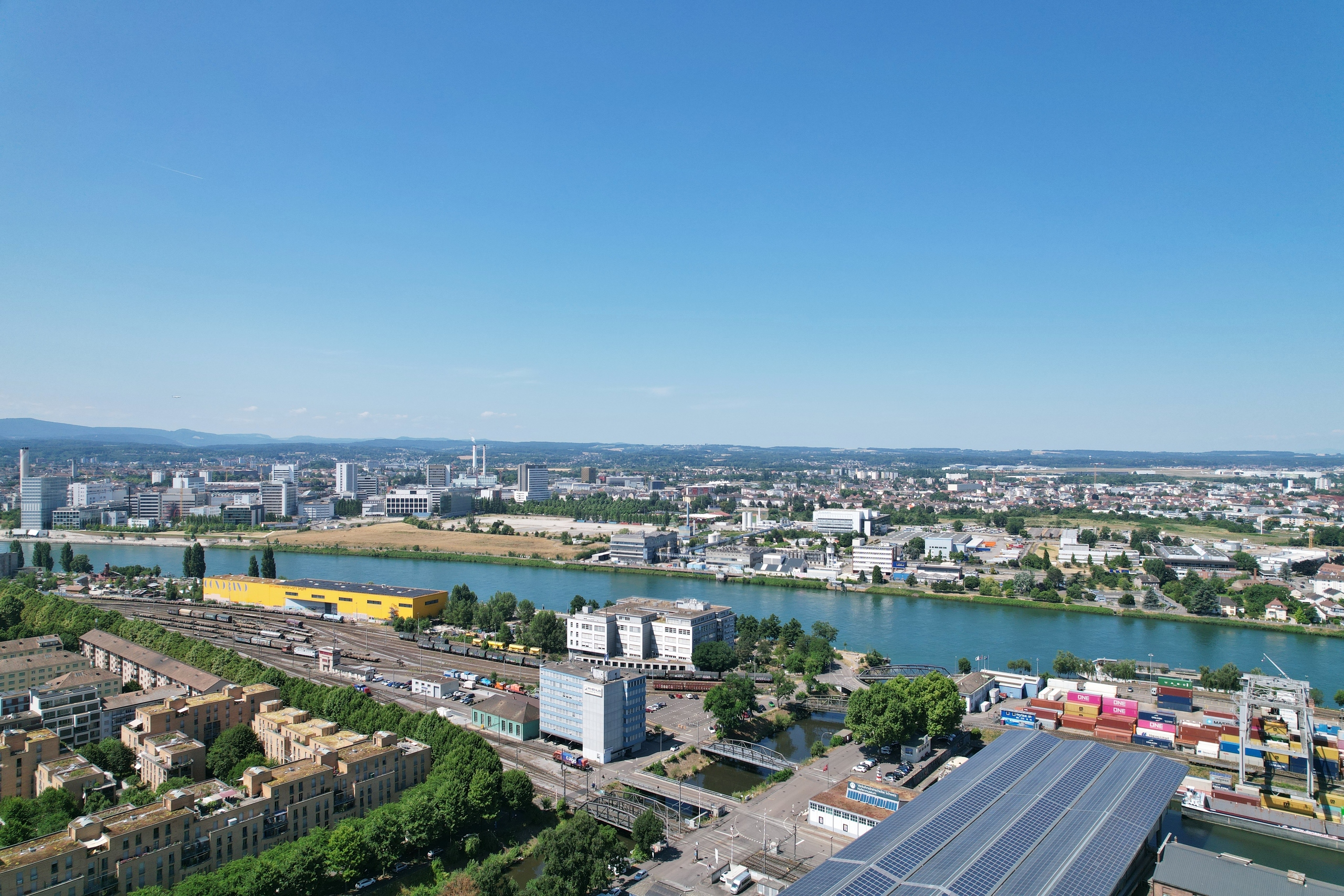 Stadtpanorama mit Fluss und Industriegebiet
