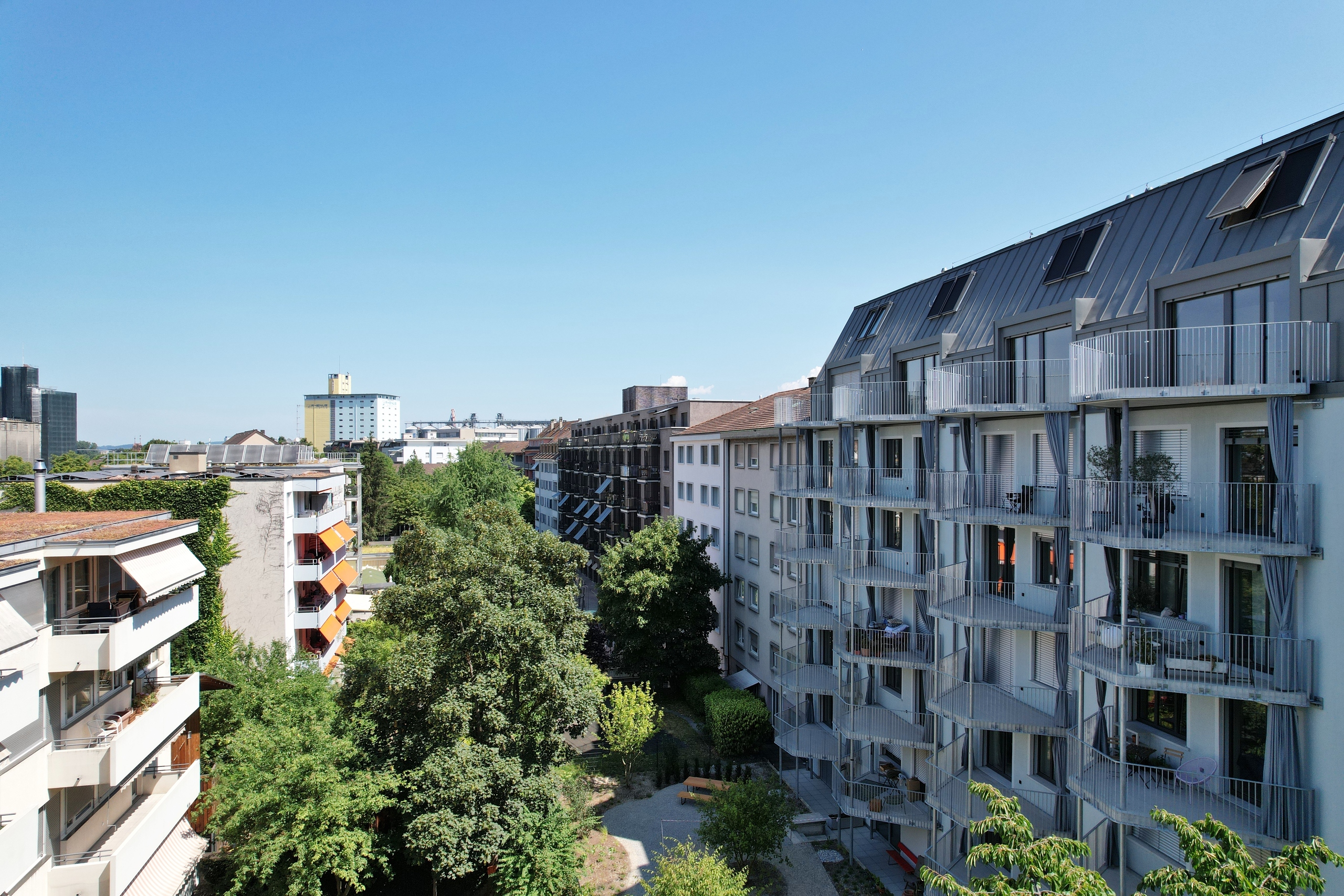 Städtischer Wohnhof mit Balkonen