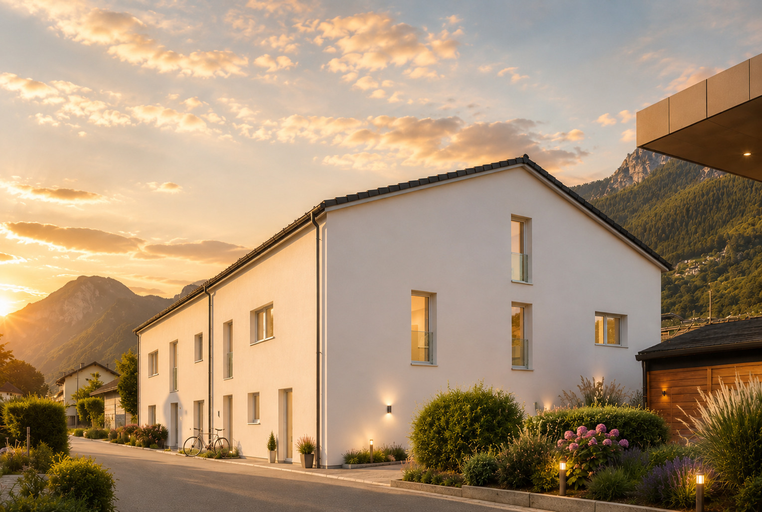Modernes Wohnhaus in Berglage bei Sonnenuntergang