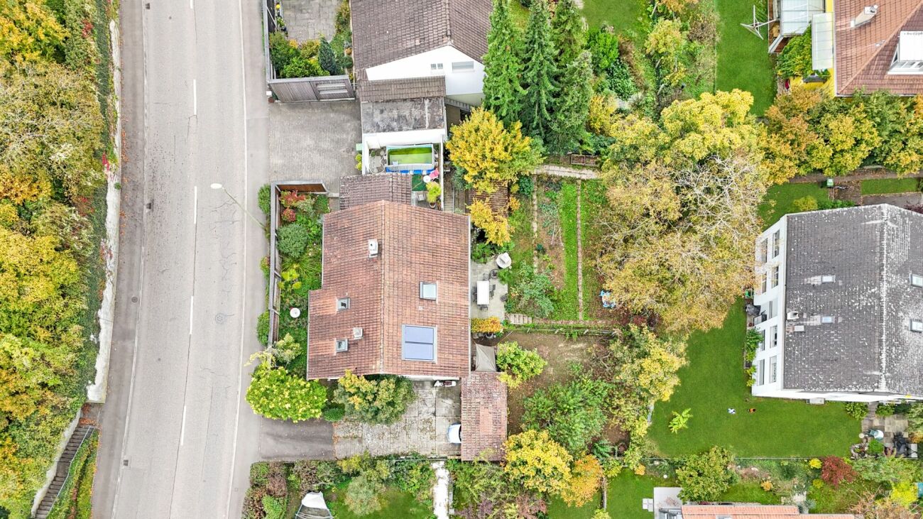 Luftaufnahme eines Wohnhauses mit Garten