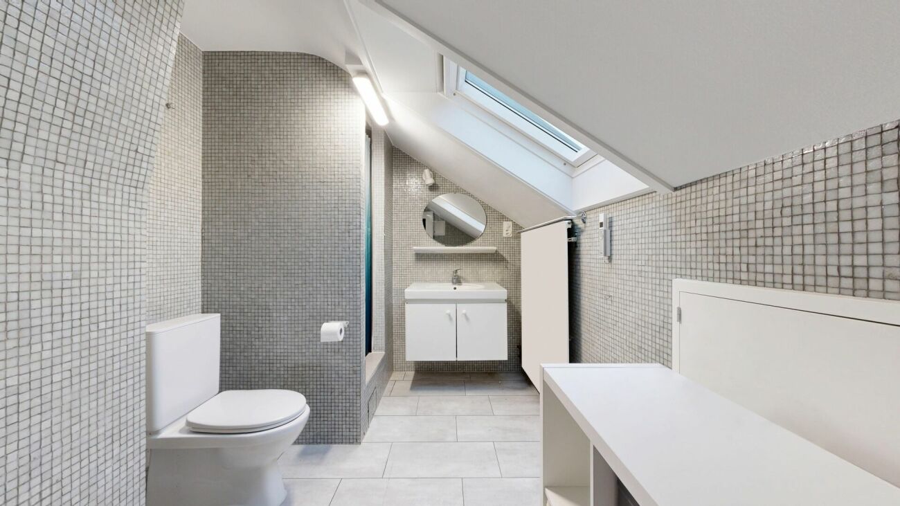 Dachgeschoss-Badezimmer mit WC und Waschtisch