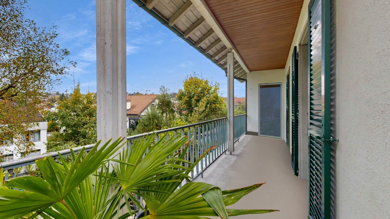 Überdachter Balkon mit Blick ins Grüne