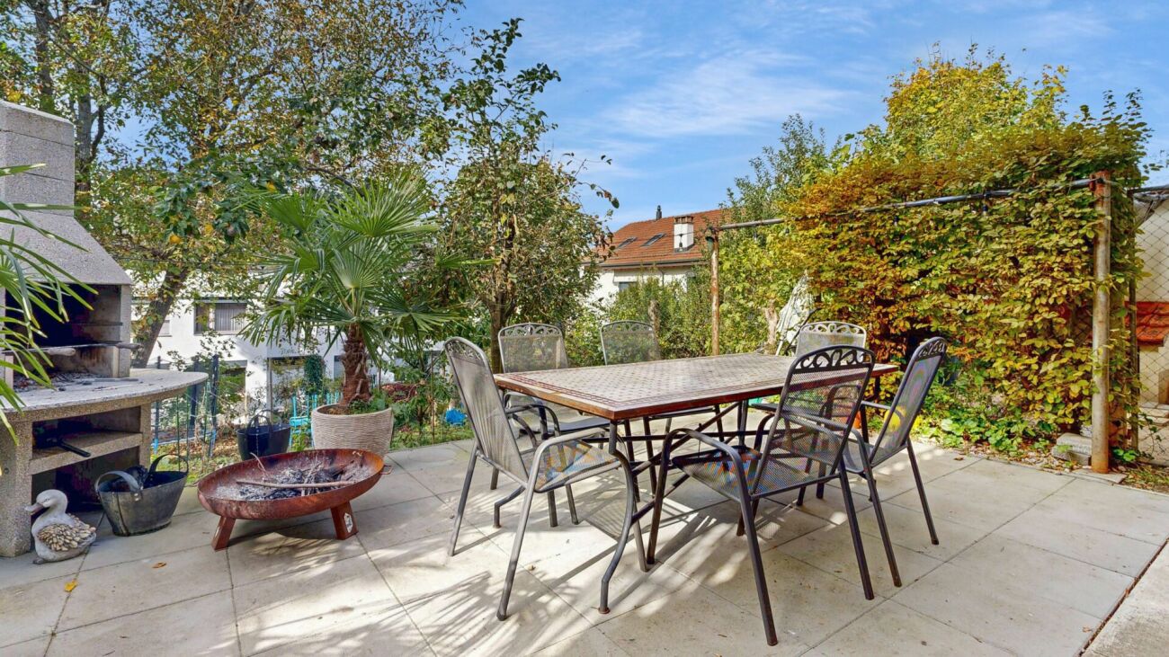 Terrasse mit Grill und Sitzgruppe