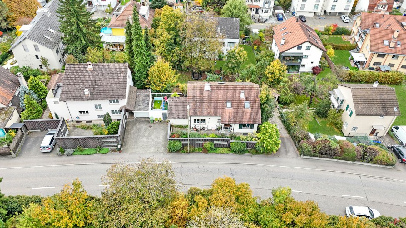 Luftaufnahme einer Wohnstraße mit Einfamilienhäusern