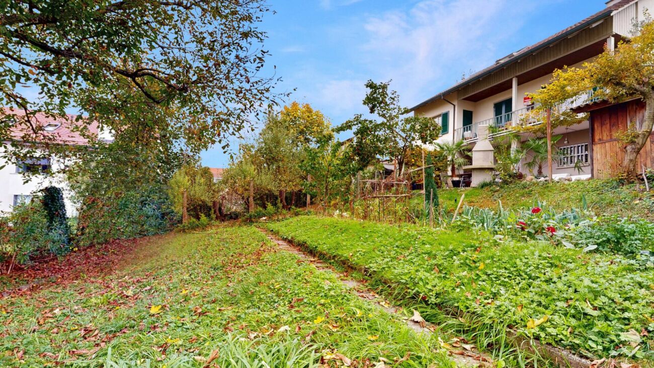 Gartenansicht eines Wohnhauses