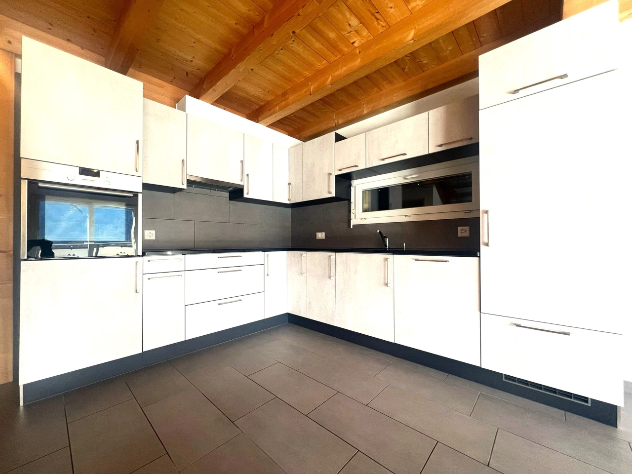 Moderne Einbauküche mit Holzdecke