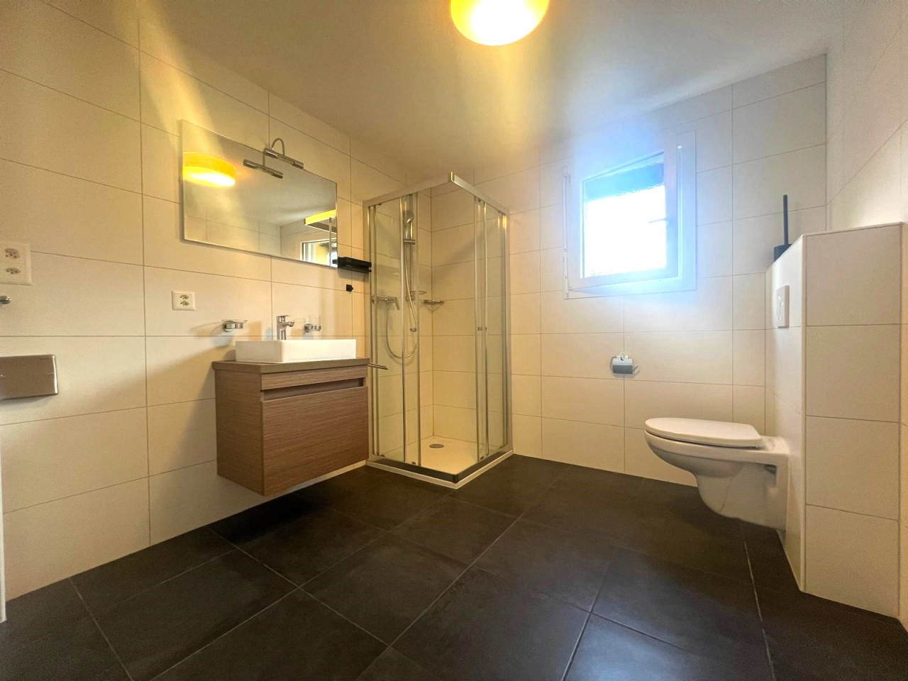 Modernes Badezimmer mit Dusche und WC