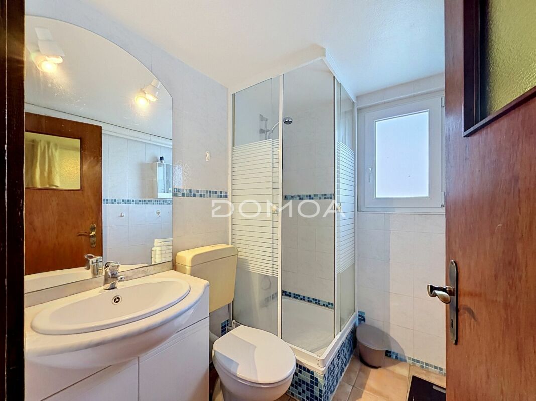 Kompaktes Badezimmer mit Dusche