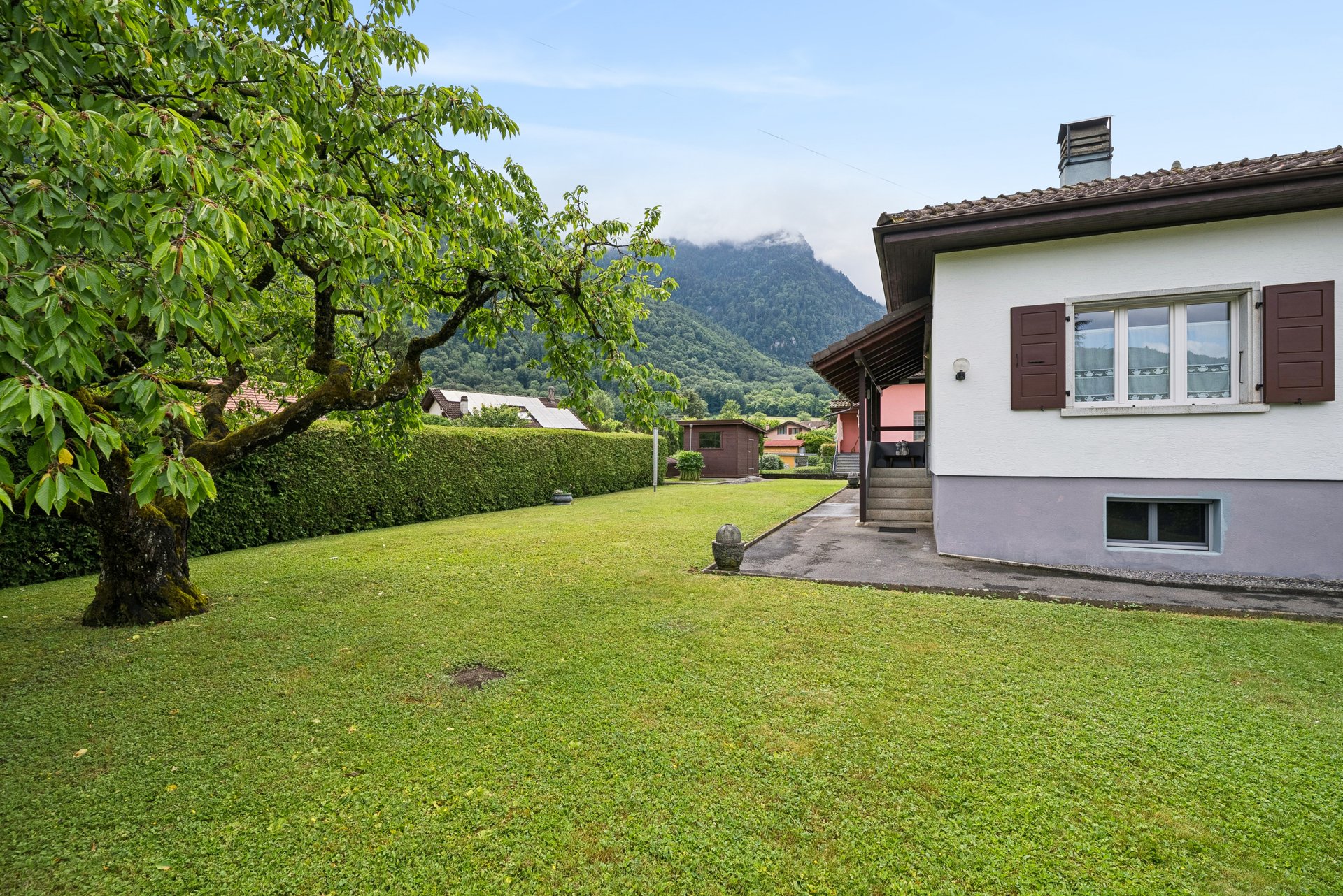 Haus mit großem Garten und Bergblick