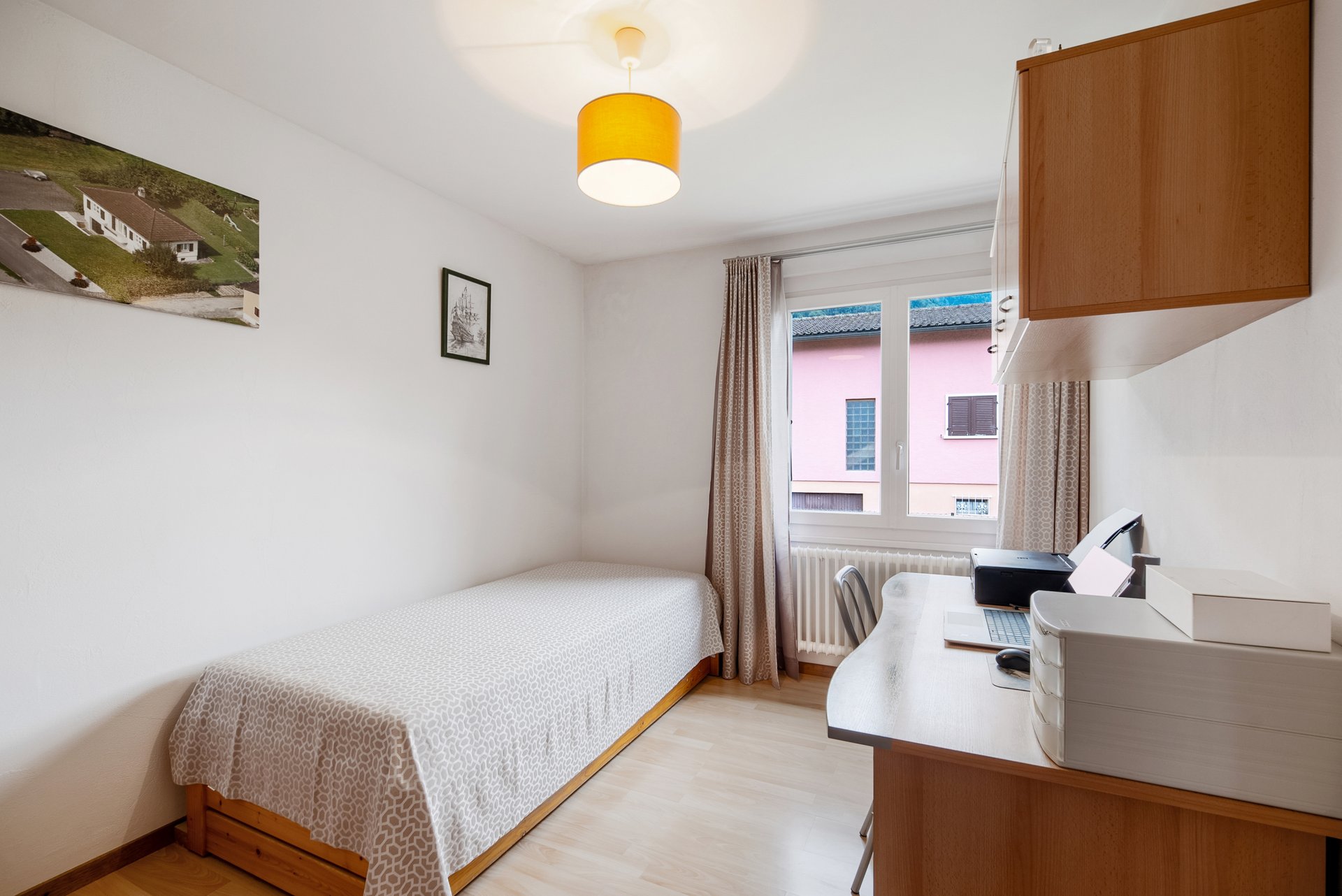 Kleines Schlafzimmer mit Arbeitsbereich