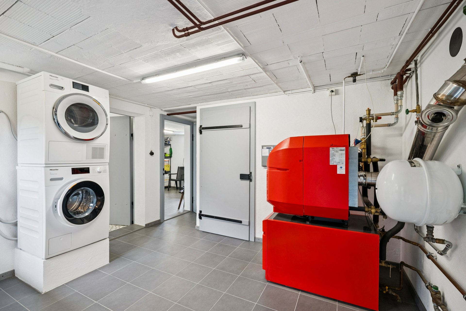 Hauswirtschafts- und Technikraum mit Trockner und Heiztechnik