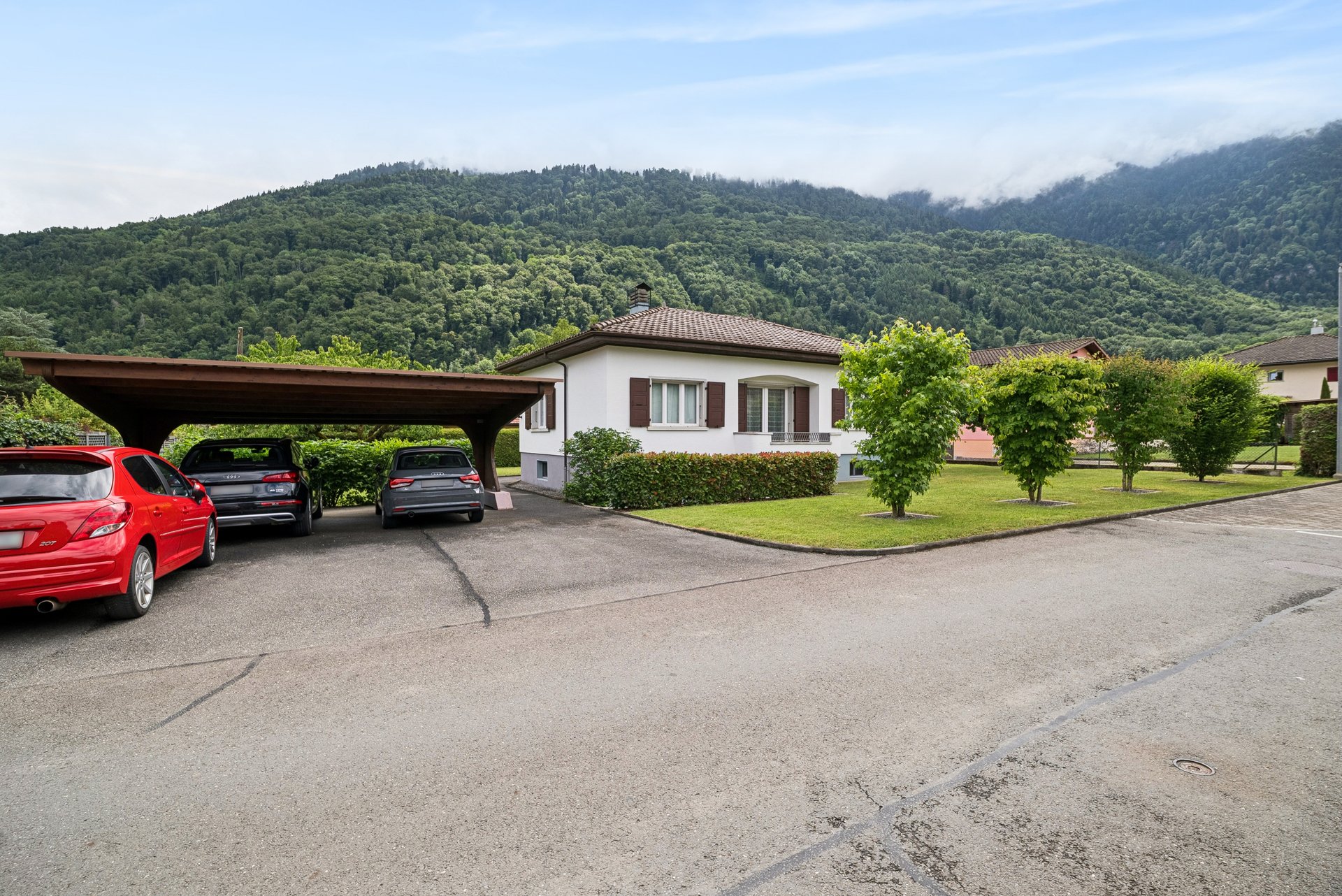 Einfamilienhaus mit Carport und Bergkulisse
