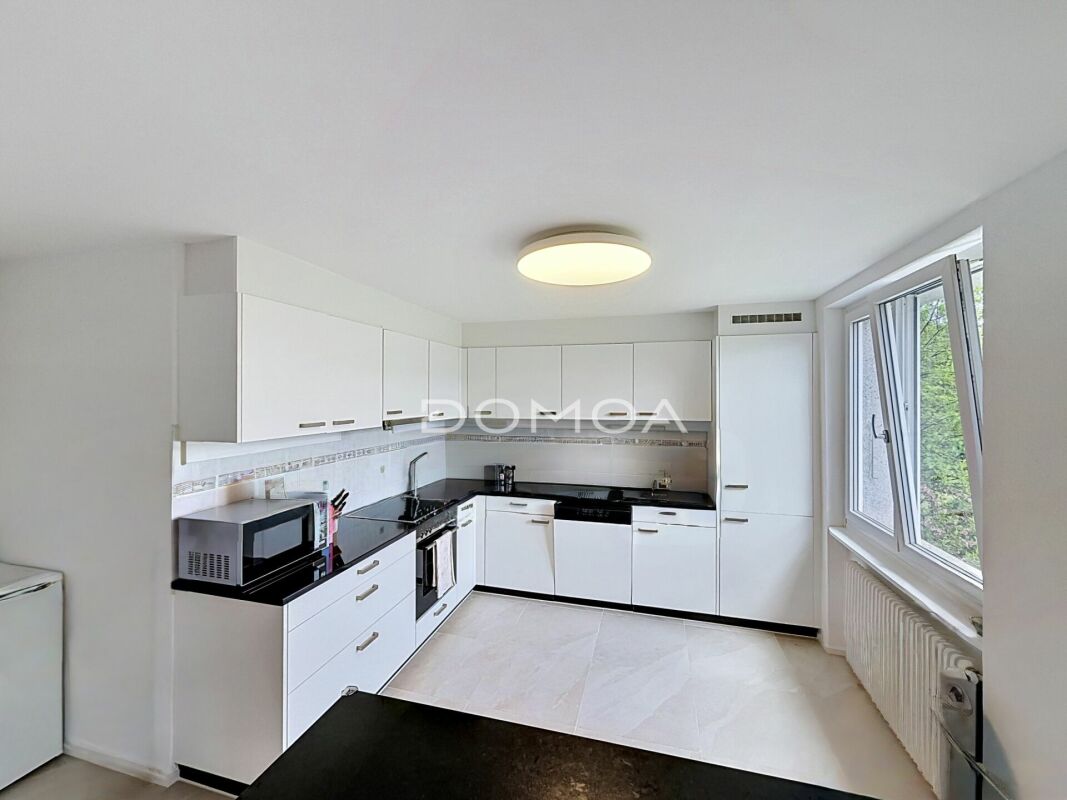 Helle, moderne Einbauküche mit Fenster