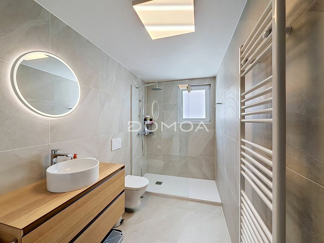 Modernes Badezimmer mit Dusche und Waschtisch