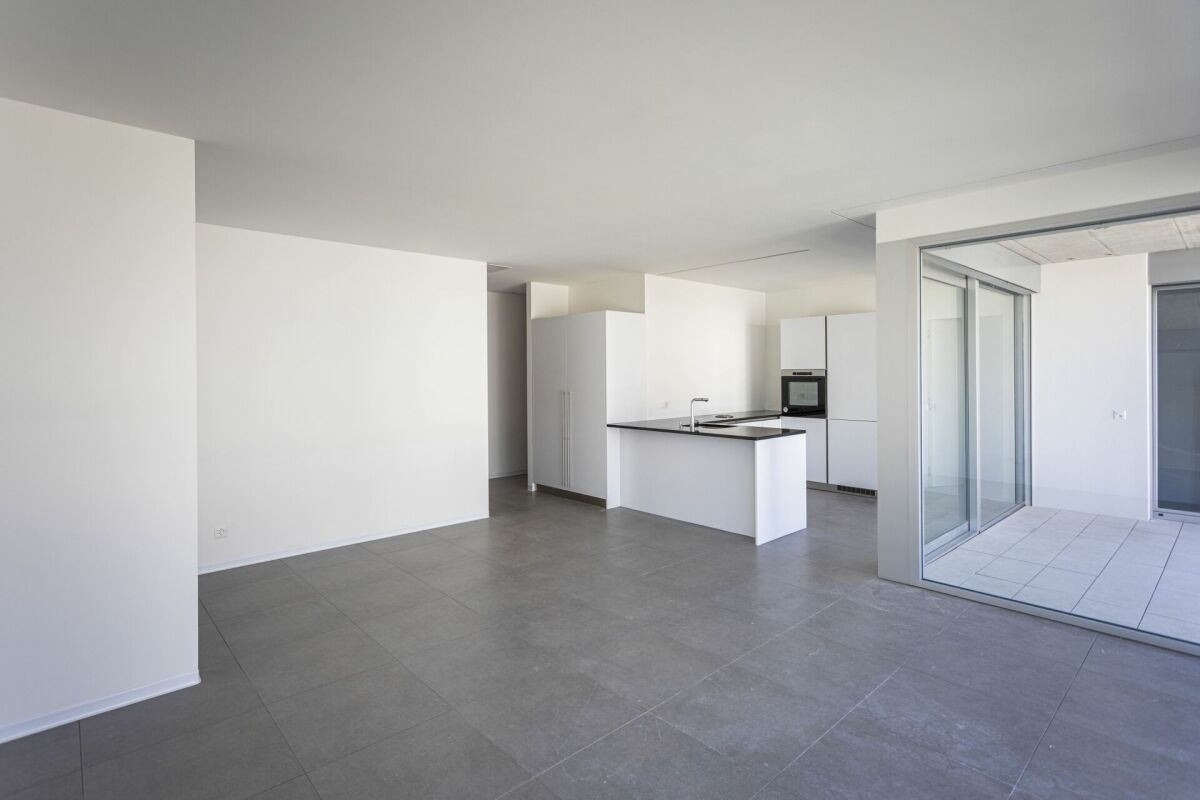 Offener Wohnbereich mit Küche und Terrasse
