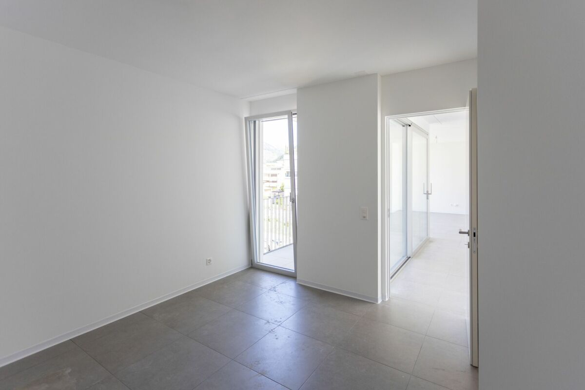 Heller leerer Innenraum mit Balkon- bzw. Terrassentür
