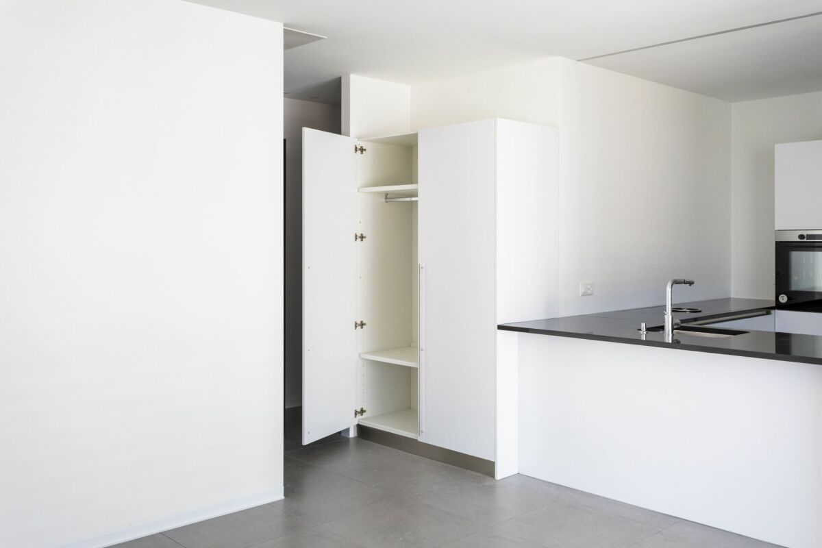 Moderne offene Küche mit Einbauschrank