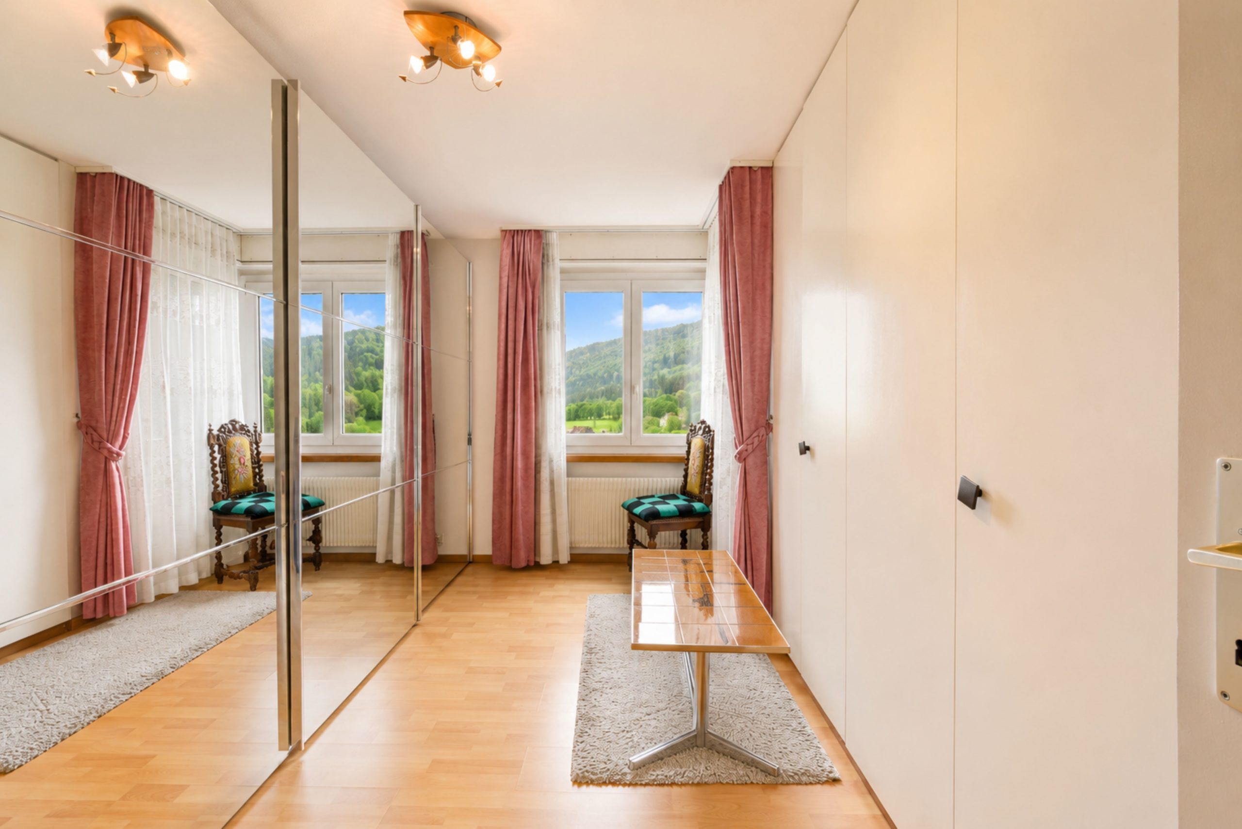 Helles Ankleidezimmer mit Bergblick