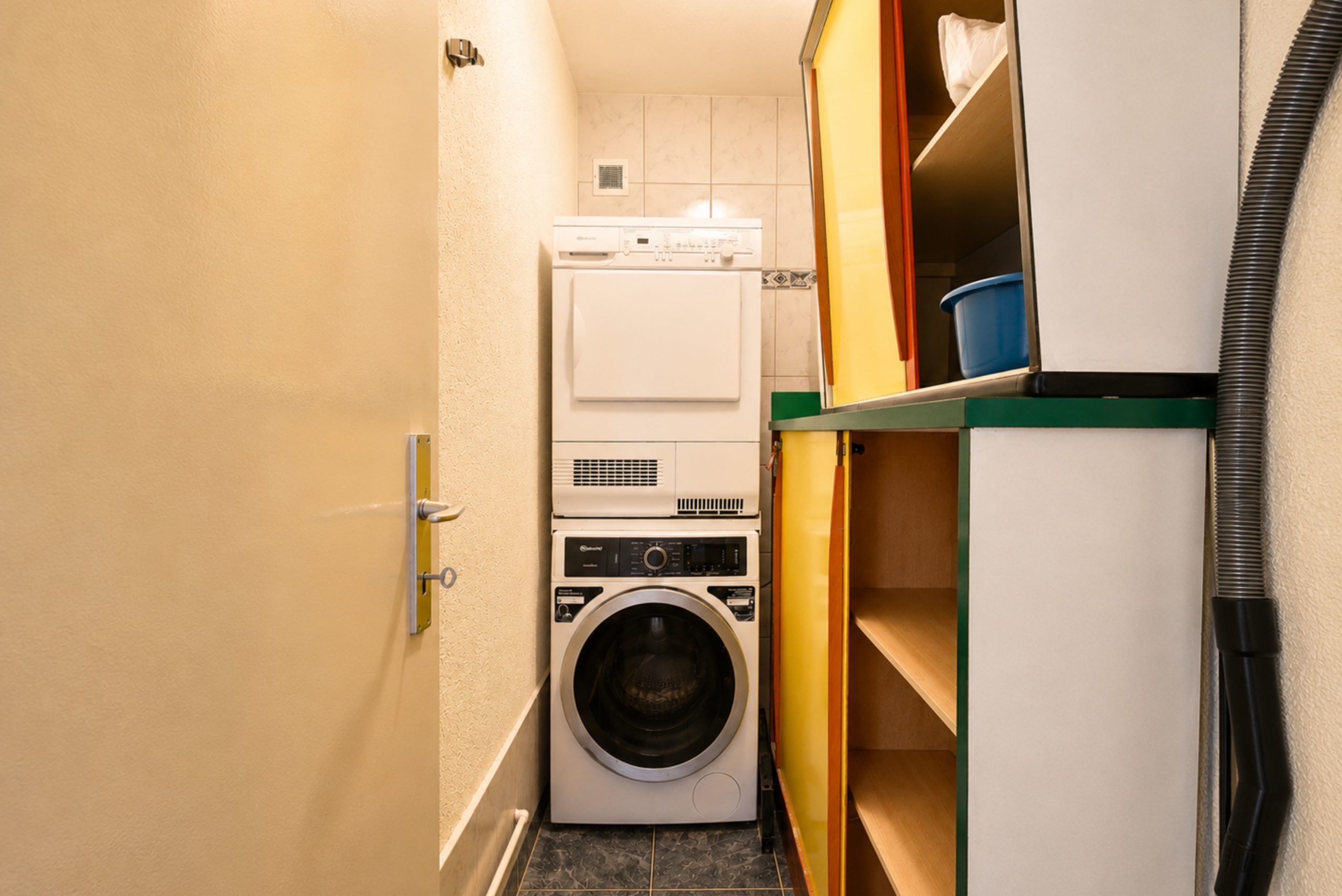 Hauswirtschaftsraum mit Waschmaschine und Trockner