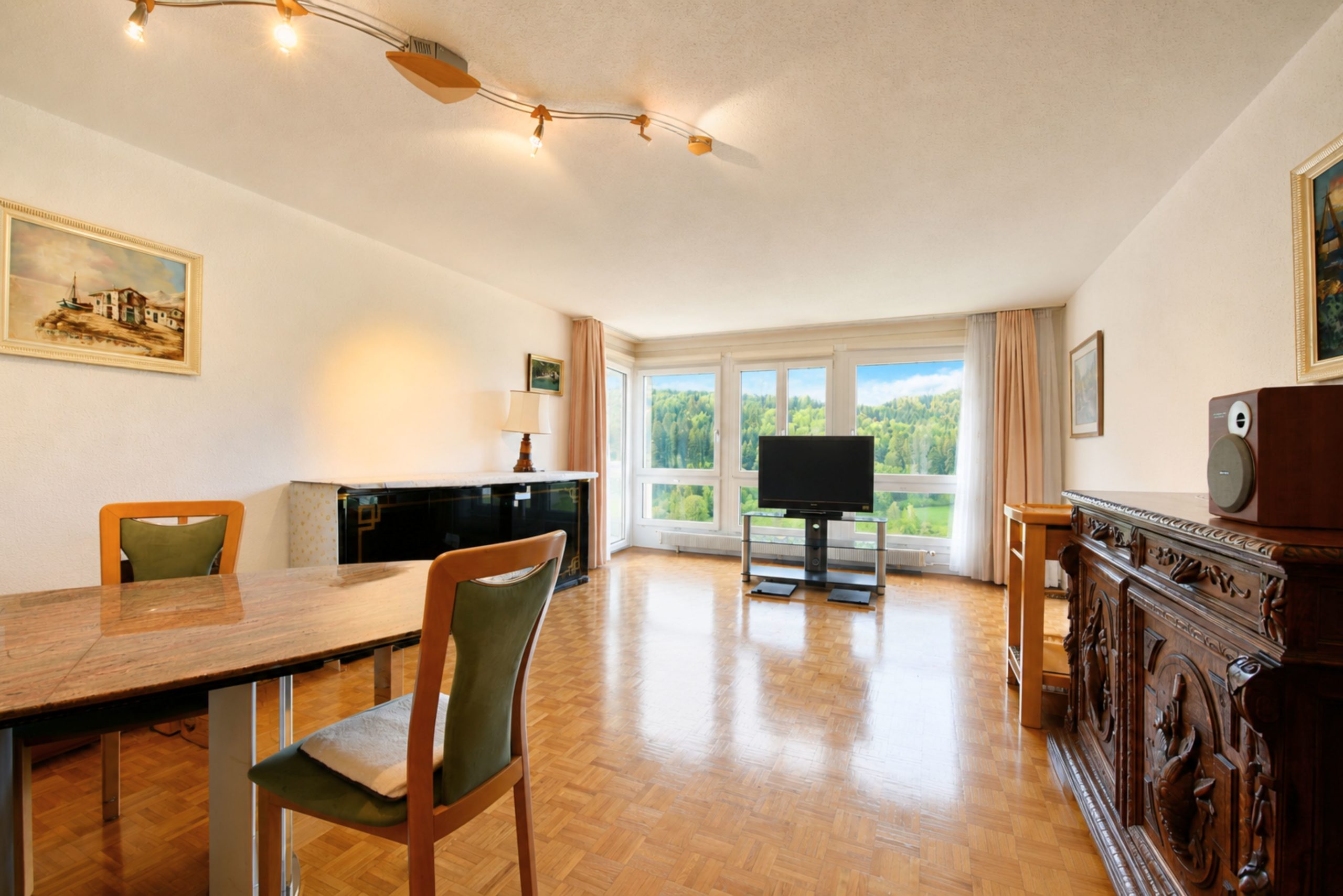 Wohnzimmer mit Essbereich und Panoramafenstern