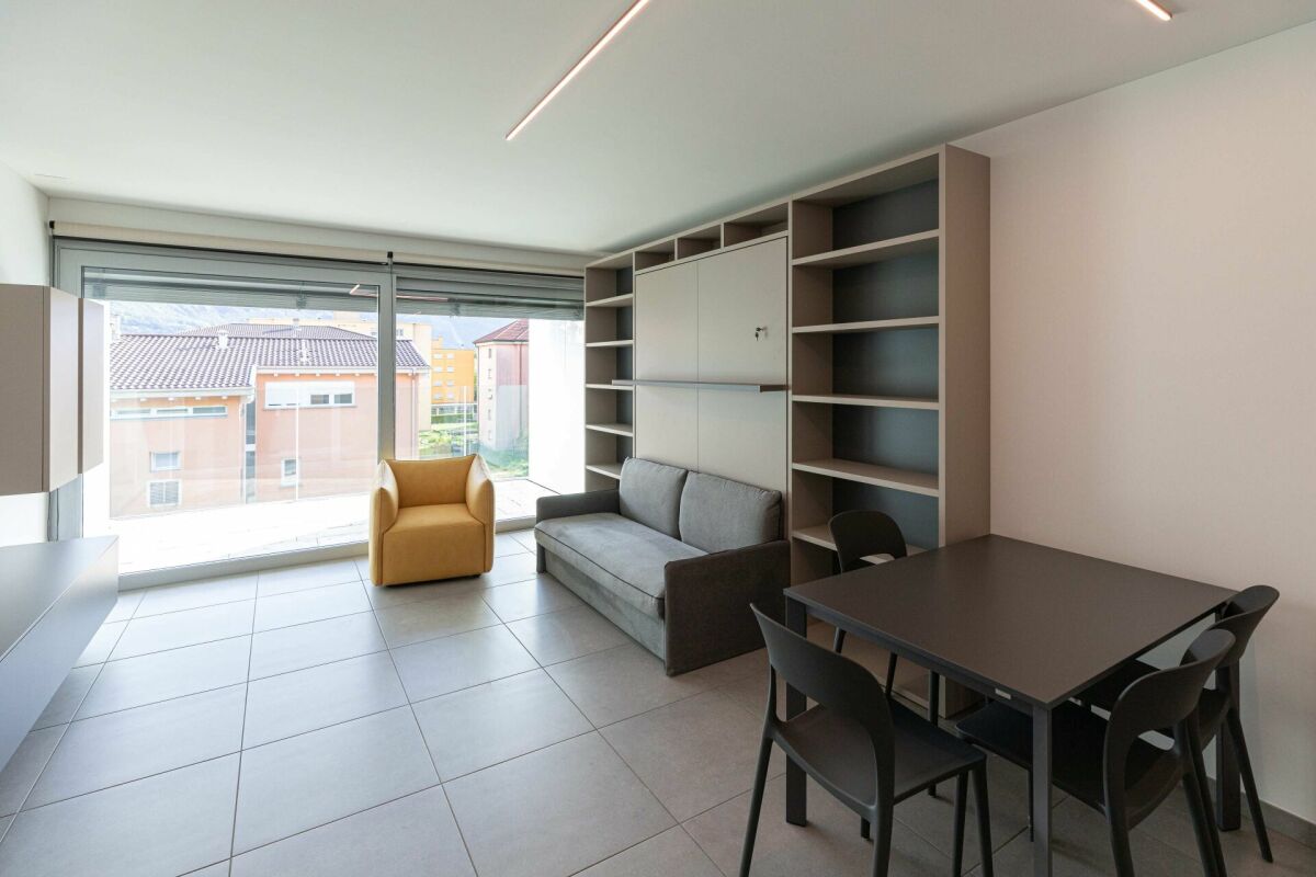 Modernes Wohn-Esszimmer mit großer Fensterfront