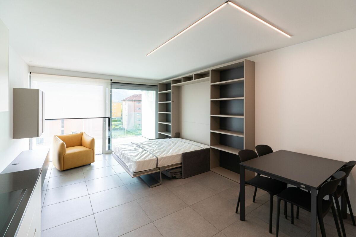 Möbliertes Studiozimmer mit Bett und Arbeits-/Essbereich