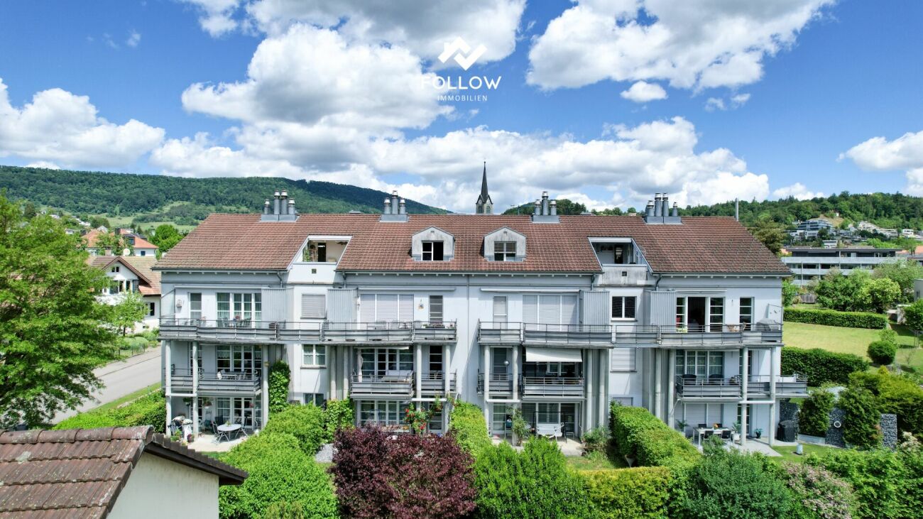 Mehrfamilienhaus mit Ziegeldach und Balkonfront