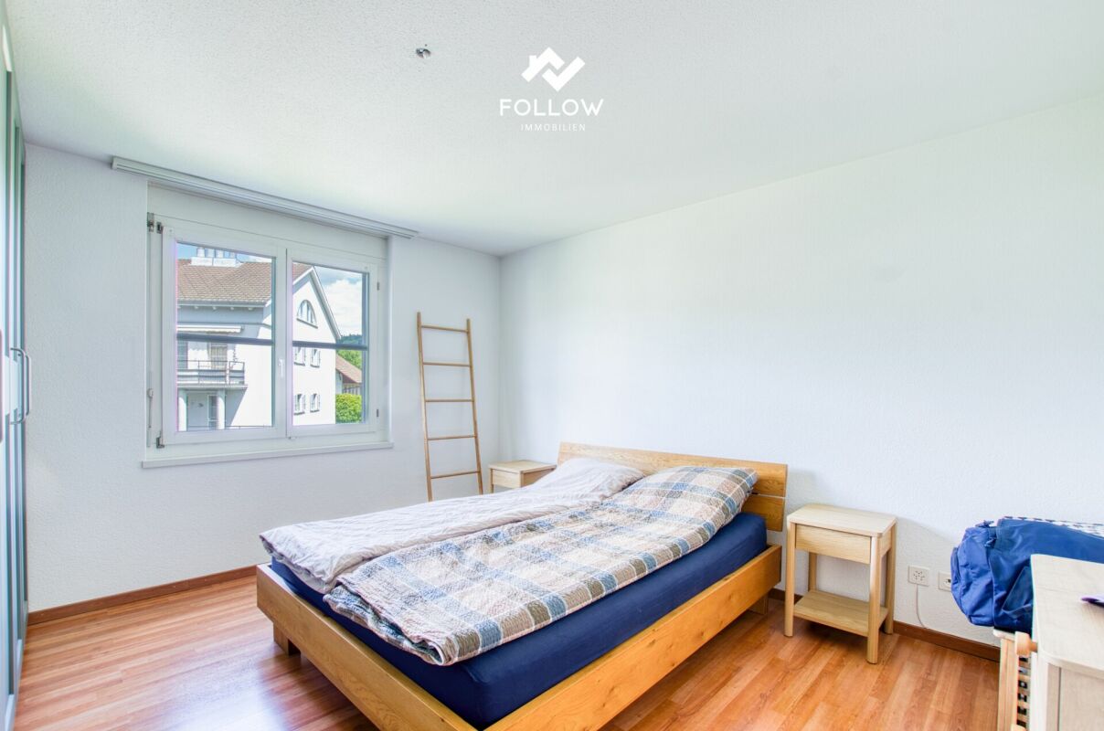 Helles Schlafzimmer mit Einzelbett und Fenster