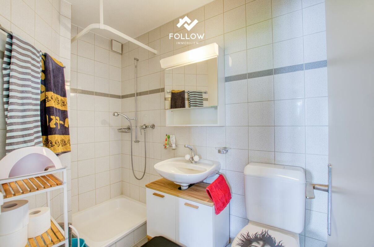 Badezimmer mit Dusche und Waschplatz