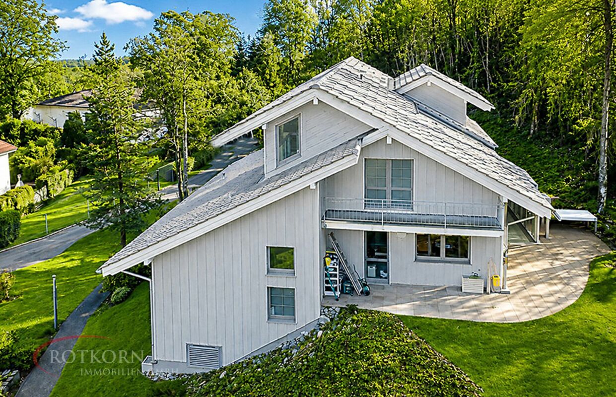 Außenansicht eines hellen Hauses mit Satteldach