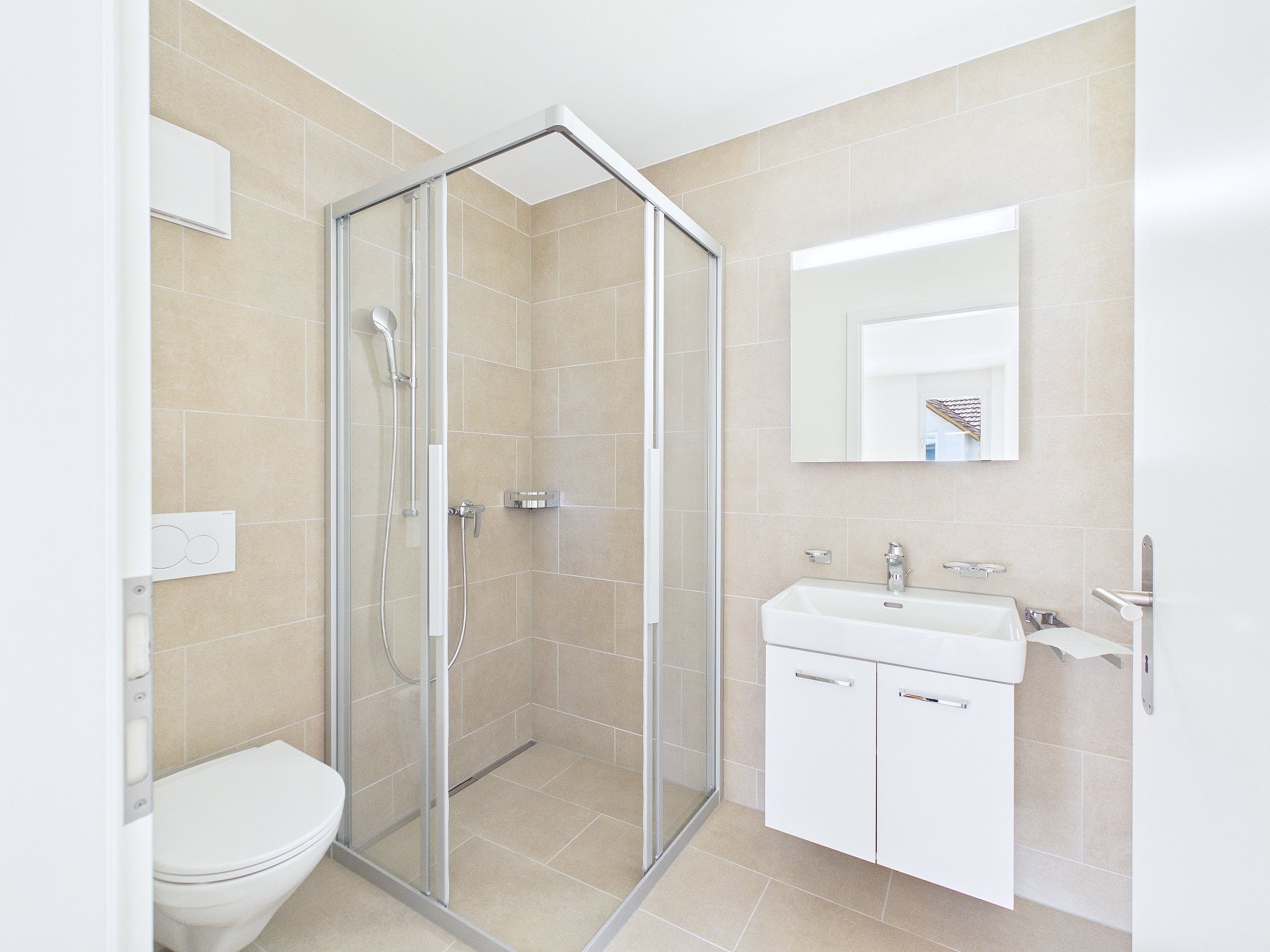 Modernes Badezimmer mit Dusche und Waschtisch