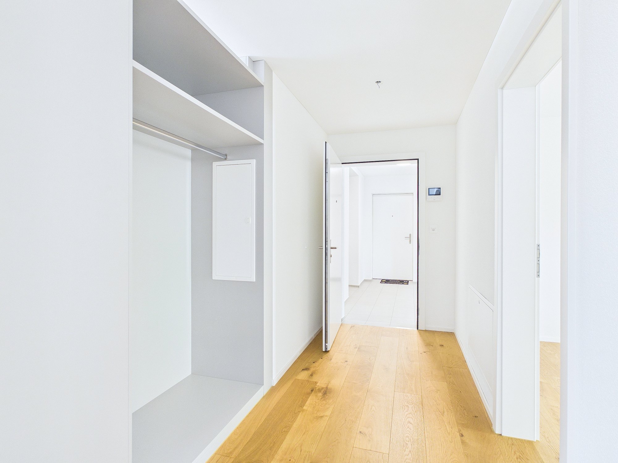 Heller Flur mit Einbauschrank