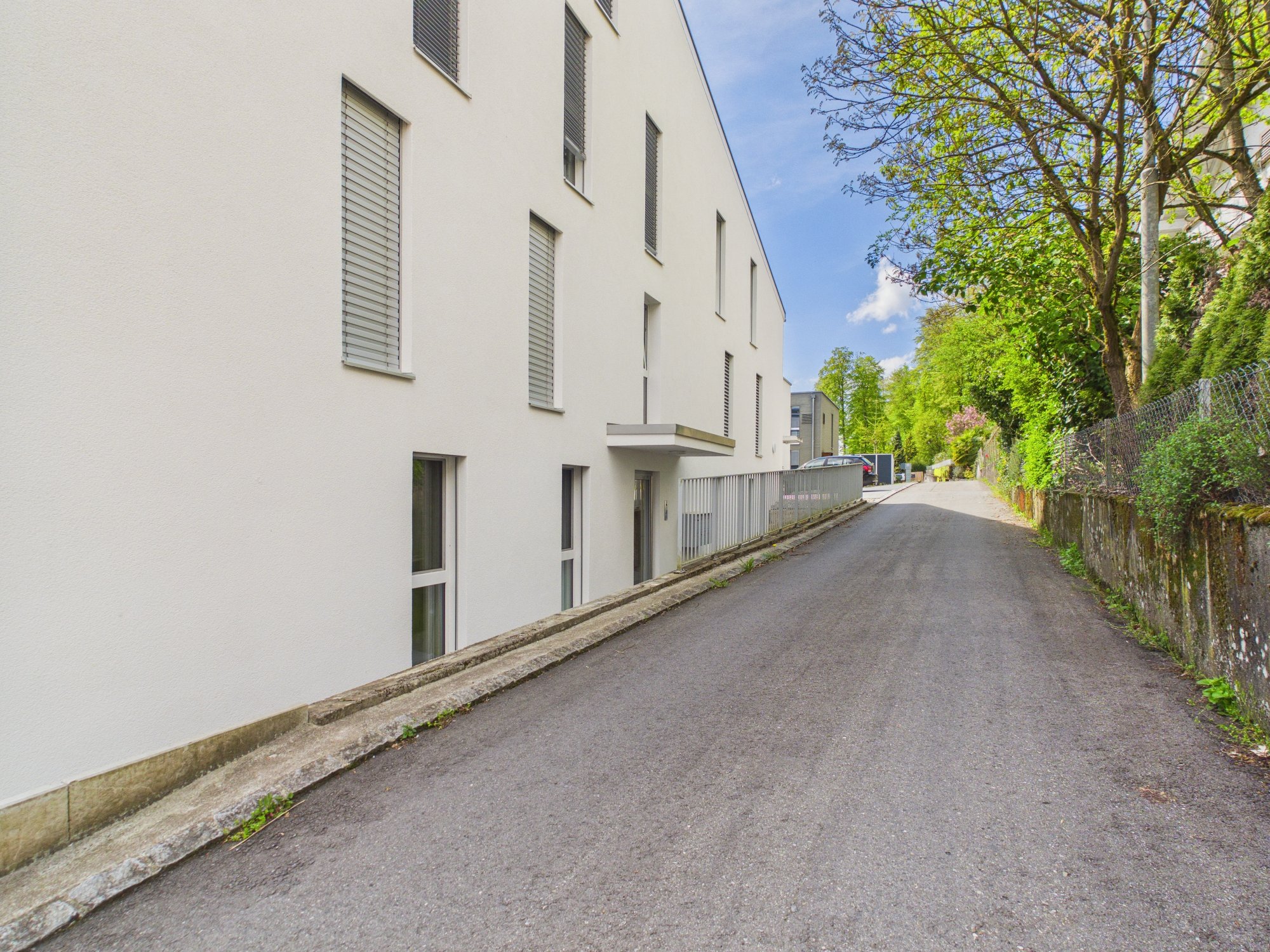 Moderne Wohnanlage an einer ruhigen Straße
